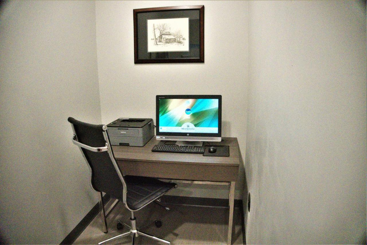 Brookstone Inn & Suites Fort Dodge Esterno foto