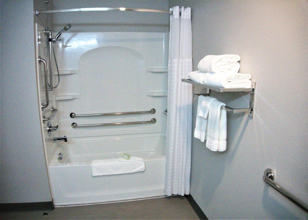 Brookstone Inn & Suites Fort Dodge Esterno foto