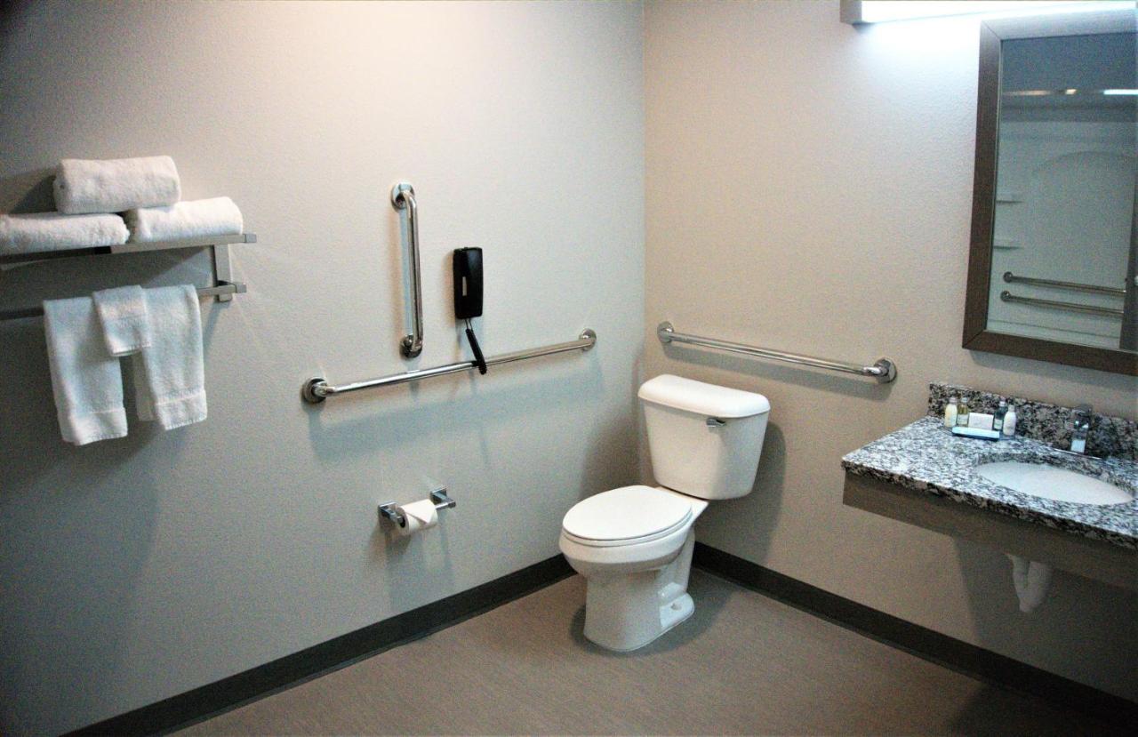Brookstone Inn & Suites Fort Dodge Esterno foto