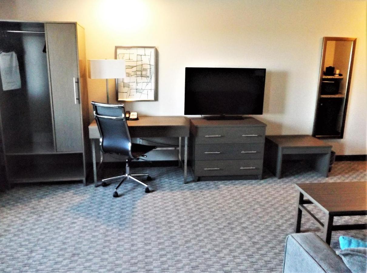 Brookstone Inn & Suites Fort Dodge Esterno foto