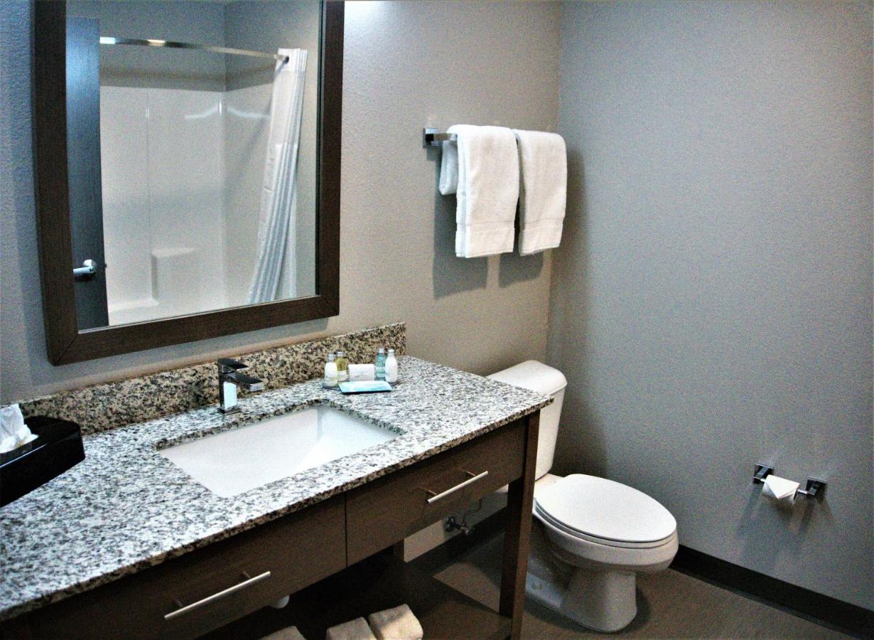 Brookstone Inn & Suites Fort Dodge Esterno foto
