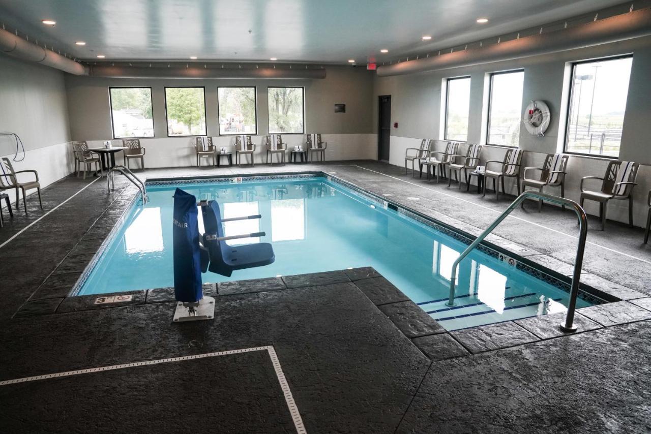 Brookstone Inn & Suites Fort Dodge Esterno foto