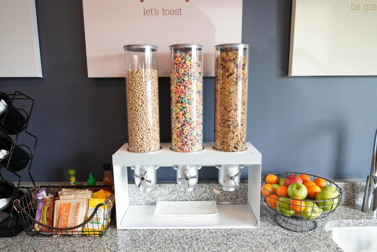 Brookstone Inn & Suites Fort Dodge Esterno foto